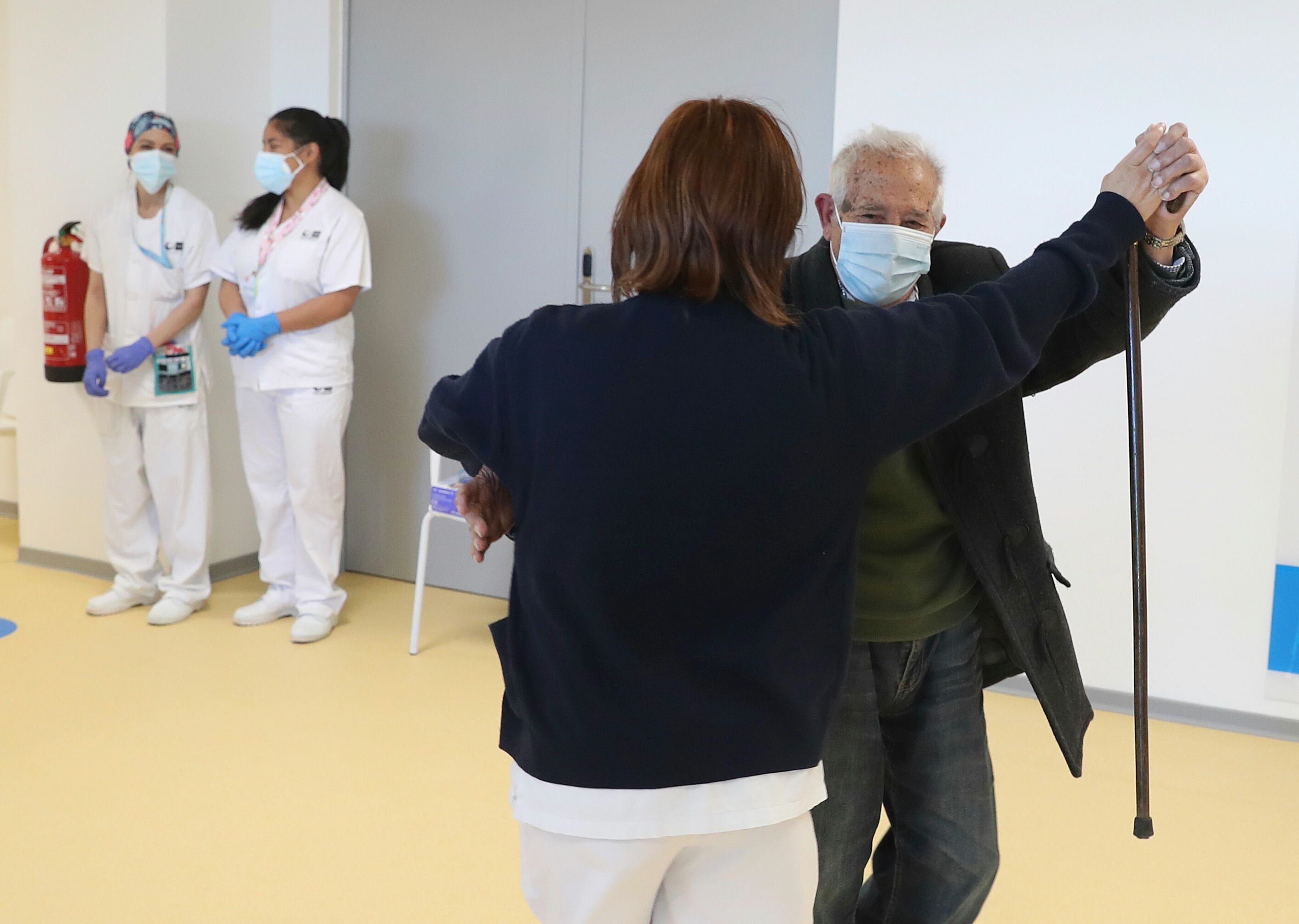 Antonio García, de 95 años, baila con una enfermera del Hospital de emergencias Enfermera Isabel Zendal
