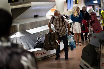 Pasajeros recogen sus maletas en el aeropuerto de Bruselas, hace unas semanas.