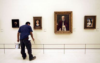 Un operario acondiciona la sala donde se exponen piezas de la colección Cambó en el MNAC.