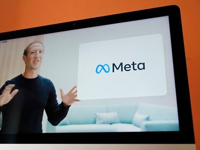 Zuckerberg, con el nuevo logo de Meta al fondo.