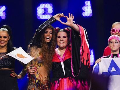 Eleni Foureira, representante de Chipre, y Netta, representante de Israel, celebran su pase a la final de Eurovisión.