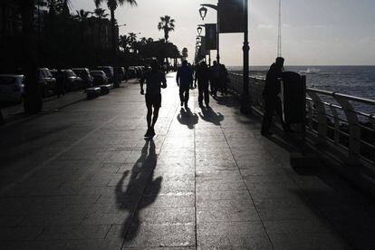 Corredores libaneses entrenando en el paseo marítimo de Beirut.