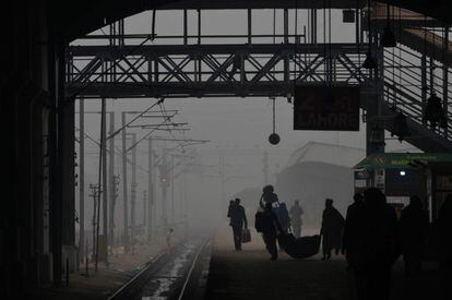 El número de pacientes se ha "cuadruplicado" por "los problemas oculares, las infecciones respiratorias y el asma" causados por esa bruma de color marrón, según Irshad Hussain, doctor del hospital de Mayo de Lahore. En la foto, varios pasajeros llegan a una estación de tren entre la niebla, en Lahore (Pakistán).