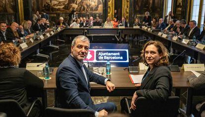 La alcaldesa de Barcelona, Ada Colau, y el primer teniente de alcalde de Barcelona, Jaume Collboni, durante la reunión con agentes económicos.