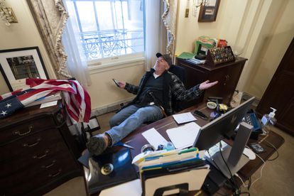 Un seguidor de Trump sentado en la oficina de Nancy Pelosi, tras el asalto al Capitolio, este miércoles.