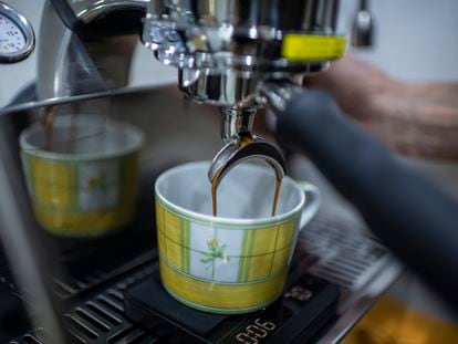 El aficionado al café Miguel Barrios extrae un espresso de su cafetera GS3 La Marzocco.
