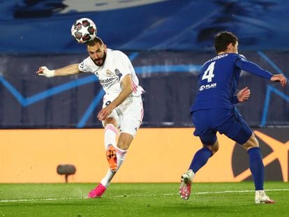 Benzema lanza ante Christensen en el Real Madrid-Chelsea de la ida de las semifinales de la Champions.