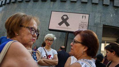 Concentración en el ayuntamiento de Maracena (Granada) en contra de la violencia machista por el asesinato de una mujer de la localidad.