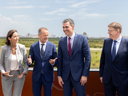 La ministra de Industria, Reyes Maroto, el presidente de Volkswagen, Herbert Diess, el presidente del Gobierno, Pedro Sánchez, y el presidente valenciano, Ximo Puig, este jueves en Sagunto, en los terrenos donde se ubicará la gigafactoría.