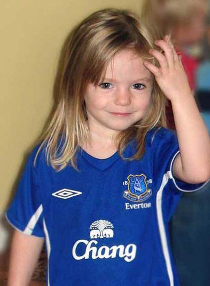 Madeleine McCann con una camiseta del equipo de fútbol del Everton.