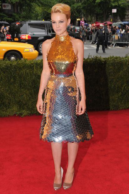 Carey Mulligan es de las pocas que no se ha decantado por un vestido largo. La actriz ha preferido este traje escamado en oro y plata de Prada.