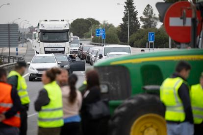  Concentración de agricultores en el acceso a la AP-4 en la localidad sevillana de Las Cabezas de San Juan, el 8 de febrero.