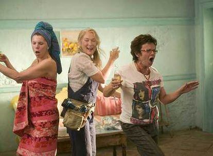 De izquierda a derecha, Christine Baranski, Meryl Streep y Julie Walters, en <i>Mamma Mia! </i>