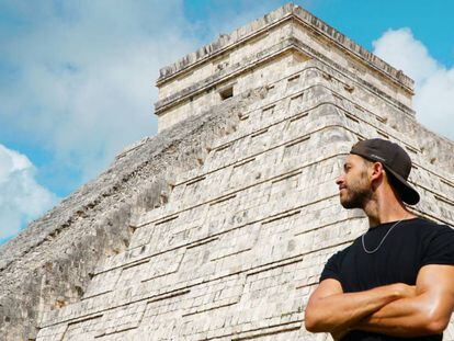 Enrique Álex junto al templo de Kukulkán, en el sitio arqueológico maya-tolteca de Chichén Itzá, en la península de Yucatán (México).