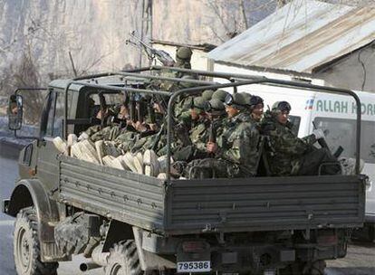 Un camión militar cargado de soldados turcos, tras cruzar la frontera con Irak en el puesto de Cukurca.