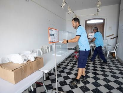 Miembros de los servicios operativos del ayuntamiento preparan los colegios electorales en Rincón de la Victoria, en Málaga, este sábado.