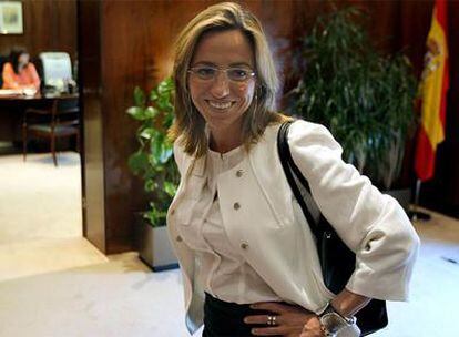 La ministra de Defensa, junto a su despacho en la sede de su departamento.