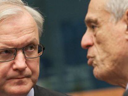 El comisario Olli Rehn (izquierda) y el ministro de Finanzas chipriota Michail Sarris, en la reuni&oacute;n en Bruselas.
