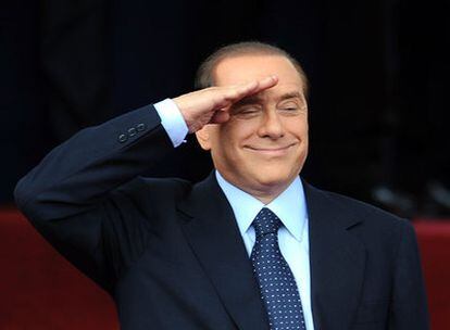 Berlusconi hace el saludo militar durante el desfile del Día de la República, ayer en Roma.