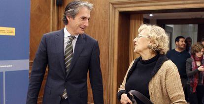 El ministro de Fomento, Íñigo Gómez de la Serna, junto a la alcaldesa de Madrid, Manuela Carmena.