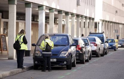 Controladoras de parquimetros del SER en el barrio de Ventilla