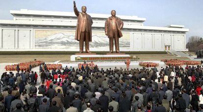 Monumento al fundador Kim Il-sung (izquierda) y su hijo Kim Jong-il.