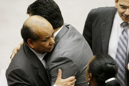 El exembajador libio en la ONU, Mohamed Shalgham (izquierda), recibe el viernes muestras de apoyo.