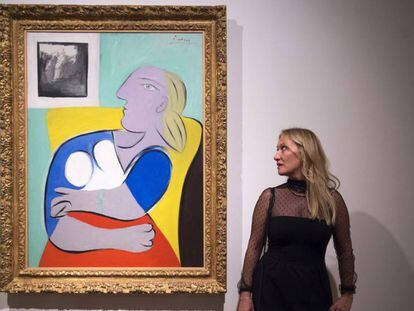 Diana Widmaier Picasso, nieta de Pablo Picasso, posa junto a la pintura que representa a su abuela Marie-Therese Walter, &#039;Mujer en un sof&aacute; amarillo&#039;, en la National Portrait Gallery de Londres.   