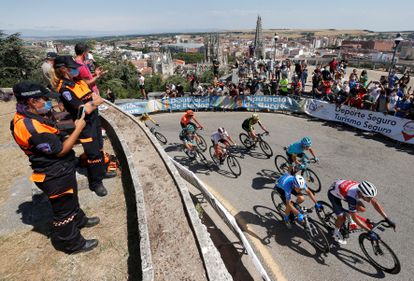 El pelotón durante la primera etapa de la Vuelta a Burgos que empezó este martes.