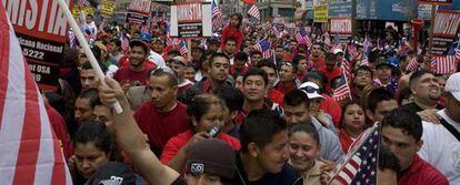 Miles de personas marchan por el centro de Los Angeles, para protestar por las políticas migratorias de Estados Unidos.