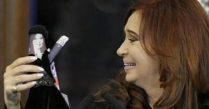 Cristina Fernández de Kirchner presenta a su muñeca.