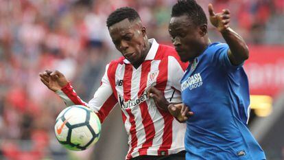 Djené disputa la pelota a Williams, en el partido del Getafe contra el Athletic