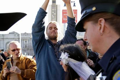 David DePape, en el centro, en una imagen de 2013 en que está grabando cómo es detenida una mujer tras una boda nudista frente al Ayuntamiento de San Francisco.