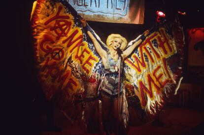 John Cameron Mitchell interpreta a la heroína de 'Hedwig and the Angry Inch' (2001), una adaptación de su musical fuera de Broadway.  Se convirtió en un hito del cine 'queer'.