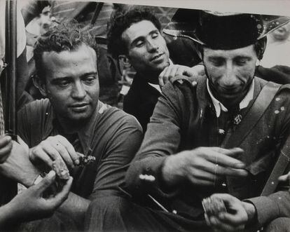Un guardia civil comparte tabaco con milicianos tras el fracaso de la sublevación contra la República en Barcelona el 19 de julio de 1936 (VEGAP /CDMH).