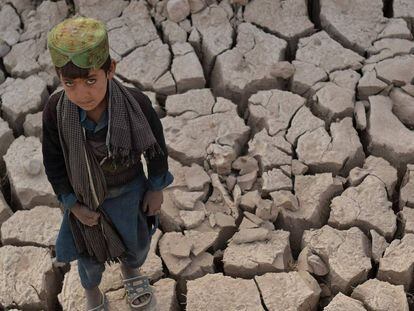 Un niño permanece sobre la tierra seca de Bala Murghab, Afganistán.