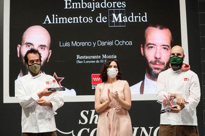 
La presidenta madrileña, Isabel Díaz Ayuso, presentó este lunes a los chefs Daniel Ochoa y Luis Moreno como los nuevos embajadores de la marca Alimentos de la Comunidad de Madrid durante la jornada inaugural de Madrid Fusión.