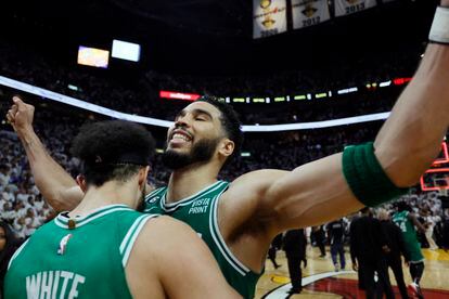 Derrick White, de espaldas, celebra la victoria de los Boston Celtics con su compañero Jayson Tatum este sábado.