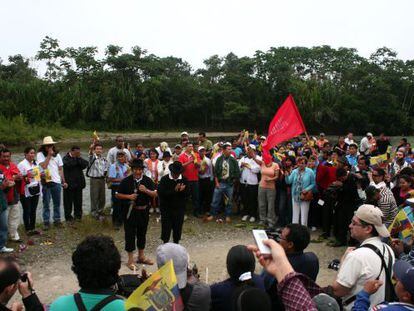 Manifestantes en El Pangui (Ecuador).