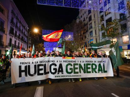 Concentración en contra del Gobierno en Madrid, este viernes.