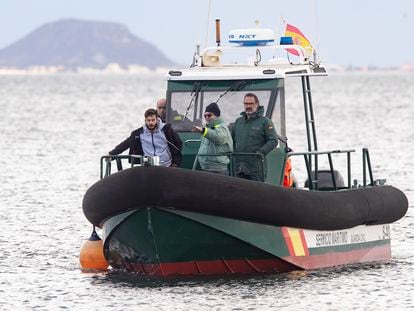 Francisco Javier Medina, más a la izquierda, uno de los dos jóvenes que pudo ser rescatado indica a agentes de la Guardia Civil la zona donde buscar al joven Ivo, de 15 años, desaparecido en el mar Menor.