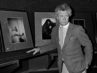 David Hamilton, en 1983, posa delante de varias de sus fotografías. (AFP)