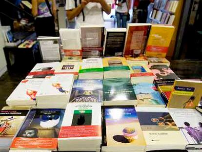 Libros en catalán y castellano en una librería del barrio barcelonés del Raval.