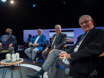 Los ex alcaldes de Barcelona Narcis Serra, Joan Clos, Jordi Herreu y Xavier Trias en un debate de la BNEW.