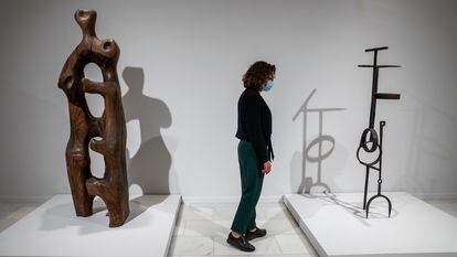Esculturas de Oteiza (izquierda) y Chillida (derecha) que inician el recorrido de la exposición de la Fundación Bancaja de Valencia.