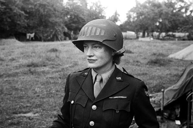 Lee Miller con un casco de acero especialmente diseñado para usar una cámara. Normandía (Francia), 1944