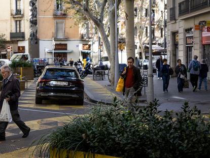 Una esquina de la Ronda de Sant Pau de Barcelona, que separa los barrios del Raval (en Ciutat Vella, al fondo) y Sant Antoni (Eixample, en primer plano).