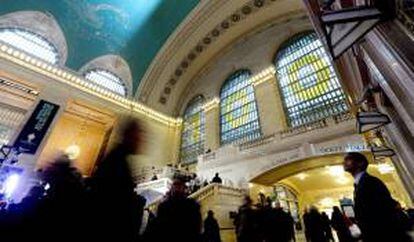 Una vista de la explanada principal de la Grand Central de Nueva York. La emblemática estación, que es uno de los sitios más visitados del mundo y tiene capacidad para millones de viajeros al año, celebra su 100 aniversario hoy.