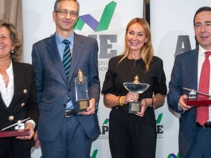 Desde la izquierda, Pilar González de Frutos, de Unespa, el gobernador del Banco de España, Pablo Hernández de Cos, Esther Alcocer, de FCC, y Gonzalo Gortázar, de CaixaBank, tras recoger sus premios de la Apie.