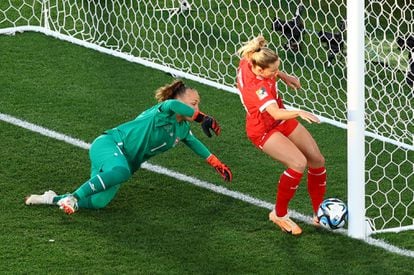 Las suizas Gaelle Thalmann (a la izquierda) y Nadine Riesen no consiguen salvar el primer gol de Aitana Bonmati.